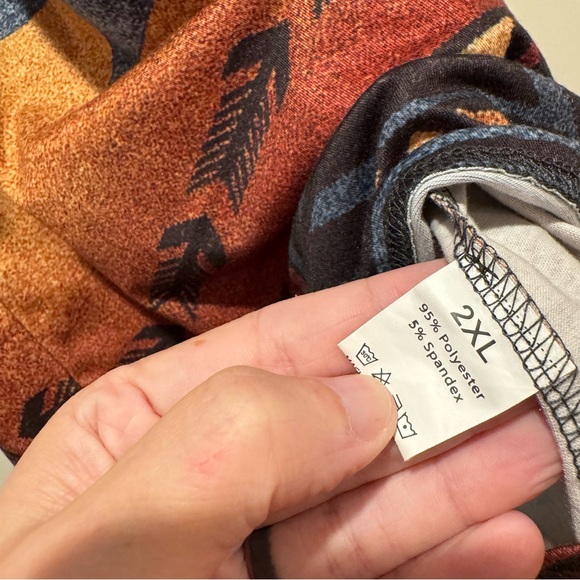 5/25 Women’s Plus Size Tanktop in a Southwest Pattern - Picture 2 of 3